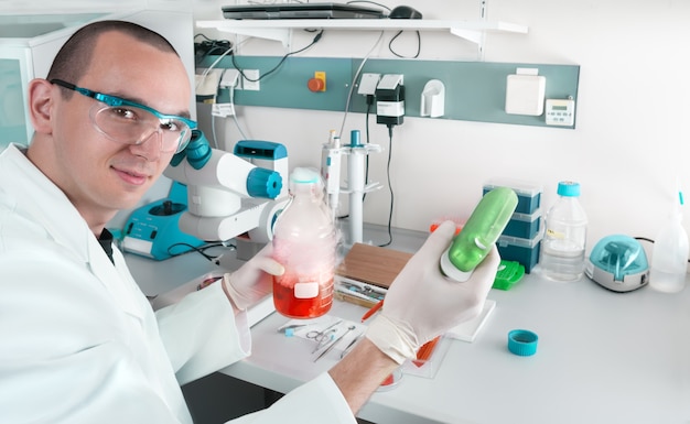 Joven científico trabaja en laboratorio moderno