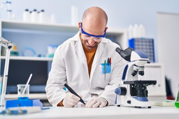 Joven científico trabajando en laboratorio