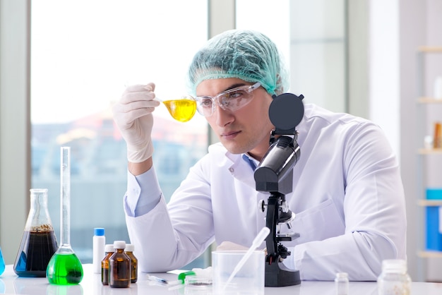 Joven científico trabajando en el laboratorio.