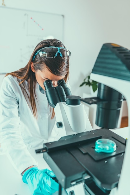 Joven científico trabajando en su laboratorio