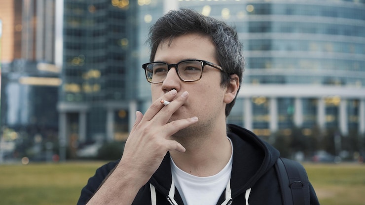 Joven con un cigarrillo en la boca de cerca