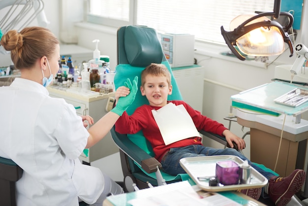 Joven en una cirugía dental dientes chech