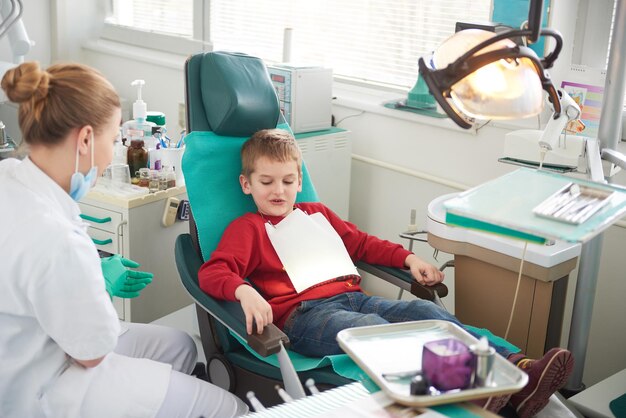 Joven en una cirugía dental dientes chech