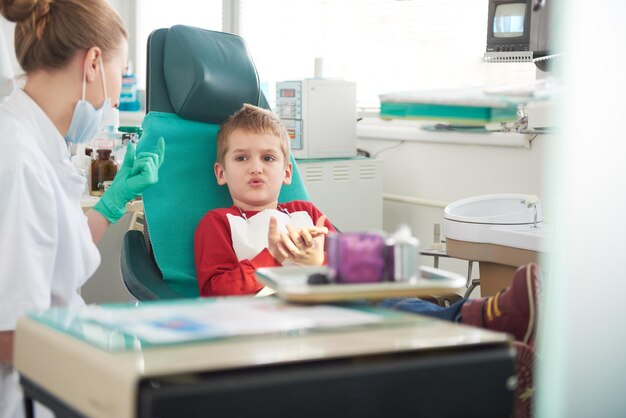 Joven en una cirugía dental dientes chech