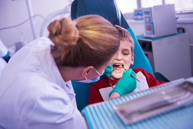 Joven en una cirugía dental dientes chech