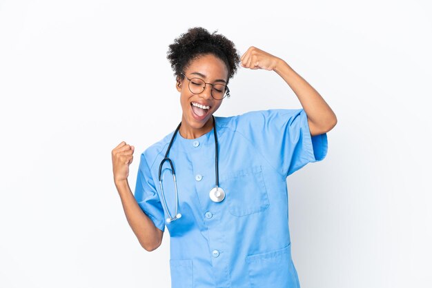 Joven cirujano médico afroamericano mujer aislada sobre fondo blanco celebrando una victoria