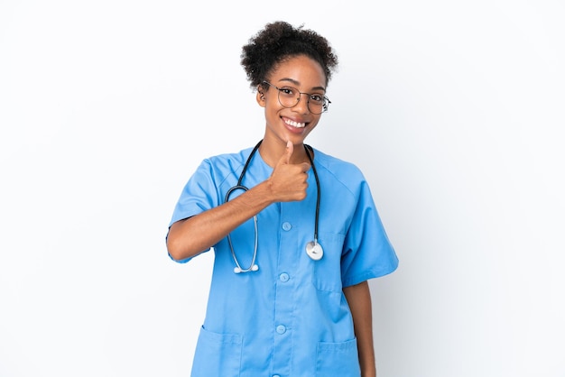 Joven cirujano médico afroamericano mujer aislada sobre fondo blanco dando un gesto de aprobación