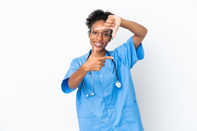 Joven cirujano médico afroamericano mujer aislada sobre fondo blanco enfocando la cara. símbolo de encuadre