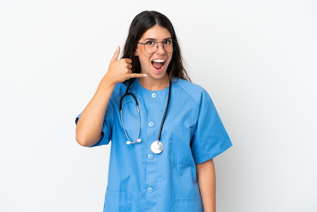 Joven cirujano médico mujer caucásica aislada sobre fondo blanco haciendo gesto de teléfono. Llámame señal