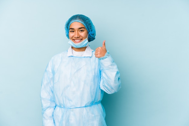 Joven cirujano mujer asiática sonriendo y levantando el pulgar hacia arriba