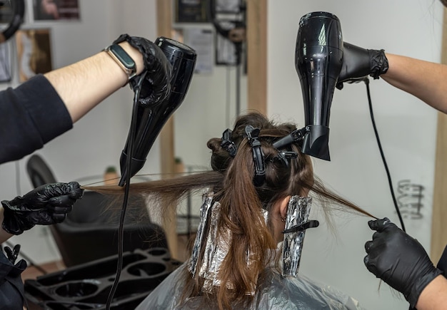 Foto una joven clienta acudió a un nuevo salón en las afueras de la ciudad para renovar su color de pelo concepto de coloración del cabello