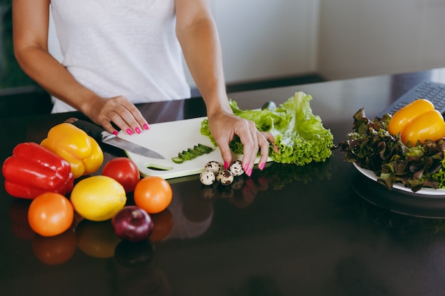 La joven cocinando en la cocina