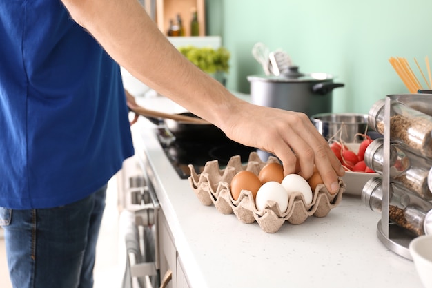 Foto joven cocinando en la cocina