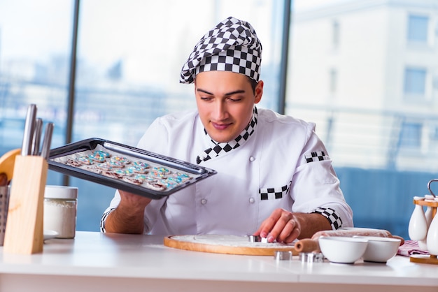 Joven cocinando galletas en la cocina