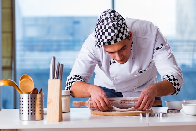 Joven cocinando galletas en la cocina