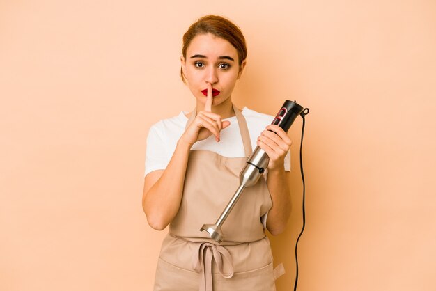 Joven cocinera árabe flaca guardando un secreto o pidiendo silencio.