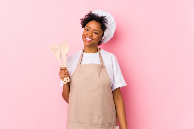 Joven cocinera mujer feliz, sonriente y alegre