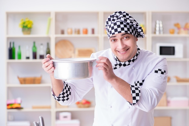 Joven cocinero hombre trabajando en la cocina