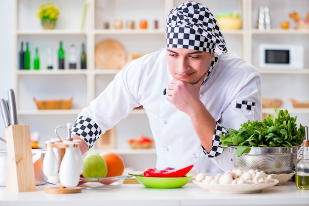 Joven cocinero hombre trabajando en la cocina