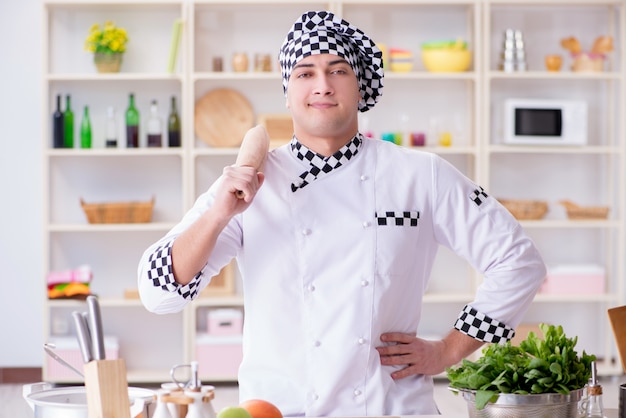 Joven cocinero hombre trabajando en la cocina