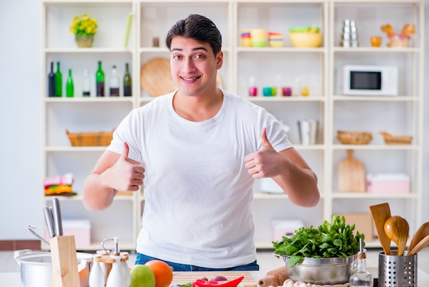 Joven cocinero hombre trabajando en la cocina