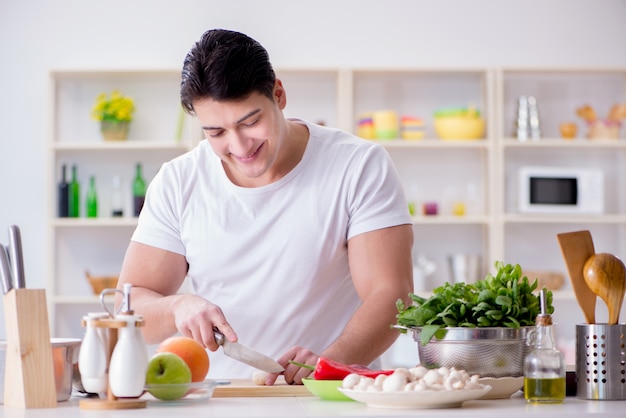 Joven cocinero hombre trabajando en la cocina