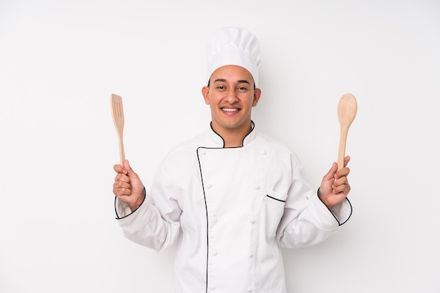 Joven cocinero latino cocinando