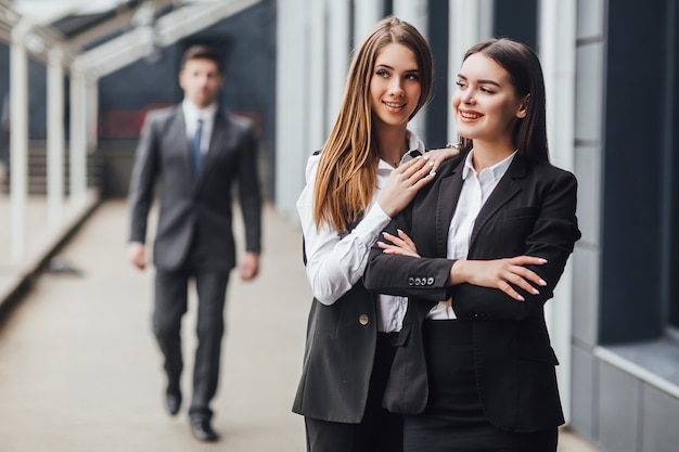 Joven colega pensando en trabajo