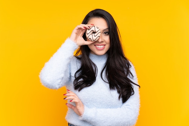 Joven colombiana sosteniendo una rosquilla y feliz