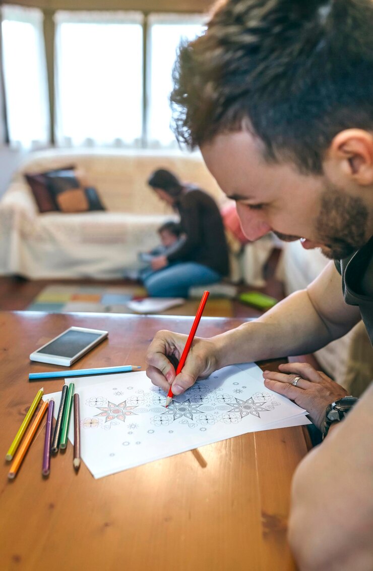 Foto joven coloreando mandalas en la sala de estar