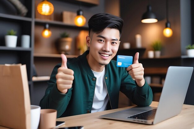 Foto joven comerciante asiático en línea blogger video en vivo para vender con tarjeta de crédito con el pulgar hacia arriba mirando a la cámara influencer de redes sociales concepto de compras y pagos en línea