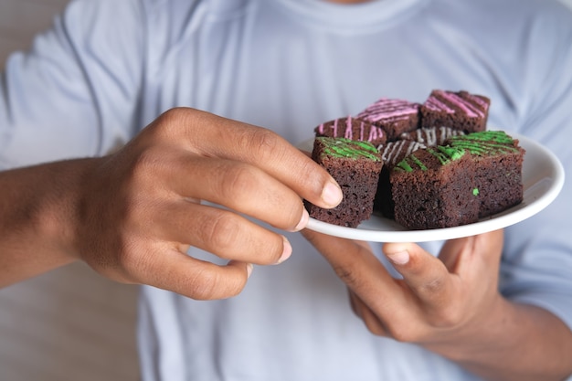 Joven, comida, brownie, en, placa