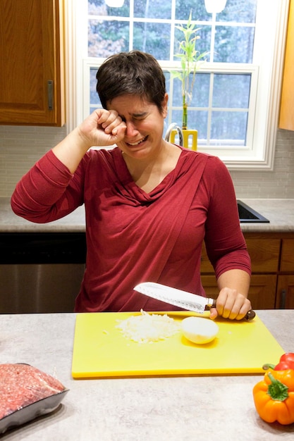 Foto joven con comida en casa