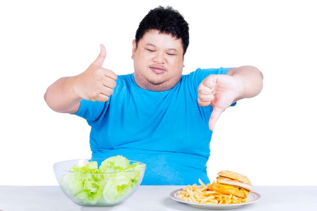 Joven con comida contra un fondo blanco