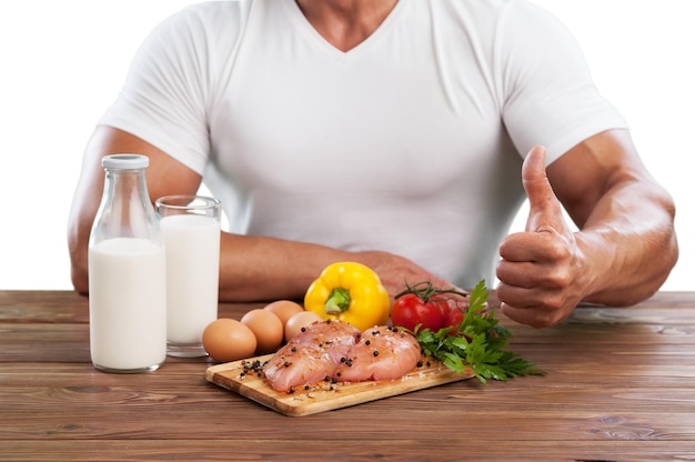 Joven comiendo una comida saludable después del entrenamiento. Concepto de fitness y estilo de vida saludable.