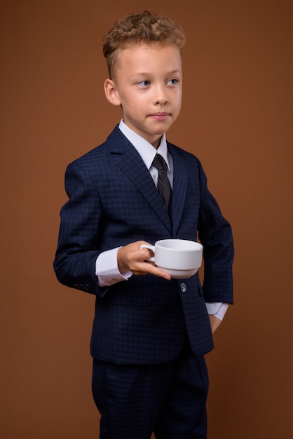 Foto joven como empresario en pared marrón