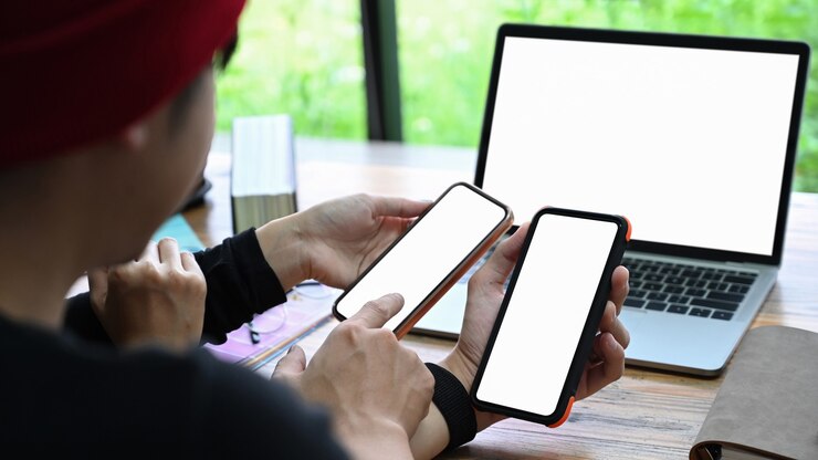 Foto joven compartiendo información inteligente con su colega.