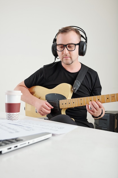 Joven compositor trabajando en una nueva canción