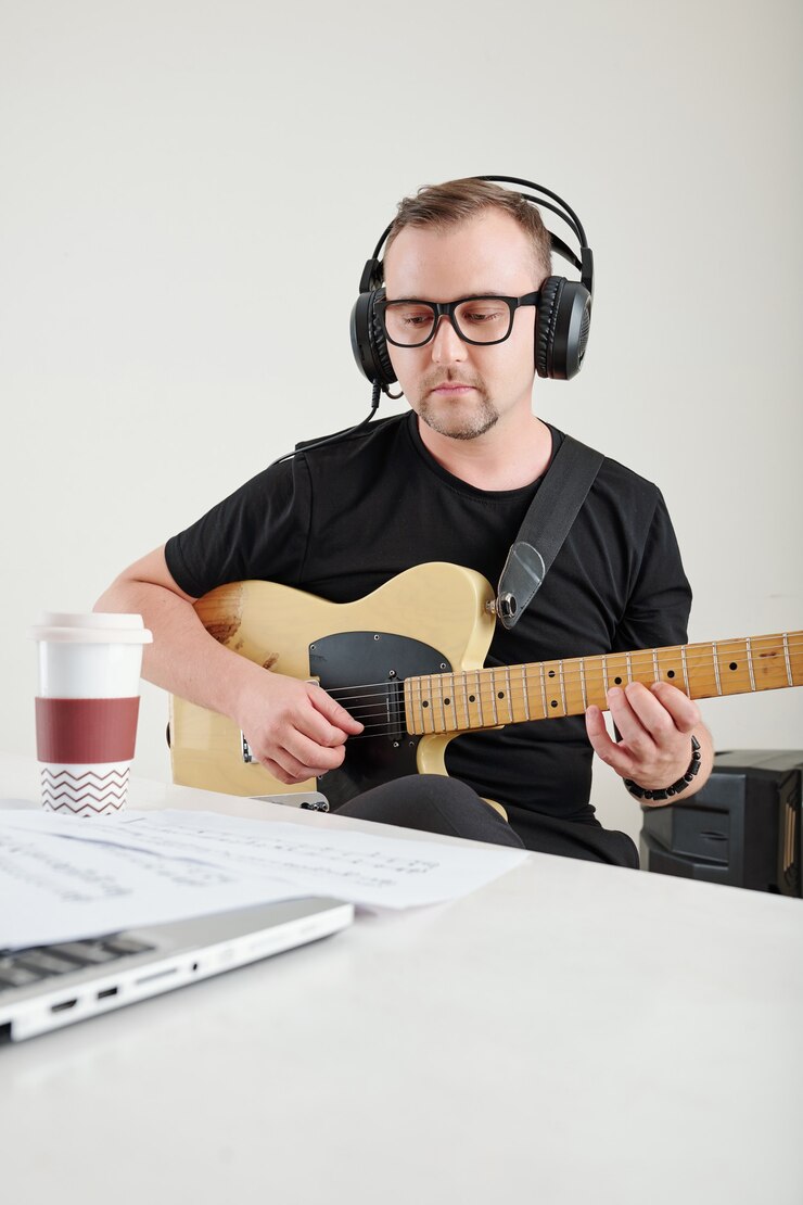 Foto joven compositor trabajando en una nueva canción
