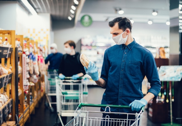 Joven comprando pan en un supermercado.