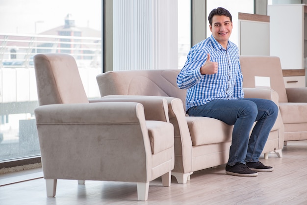 Joven de compras en la tienda de muebles