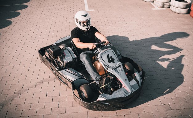 Un joven conduce un kart en el circuito.