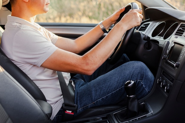 Joven conduciendo el coche con cuidado