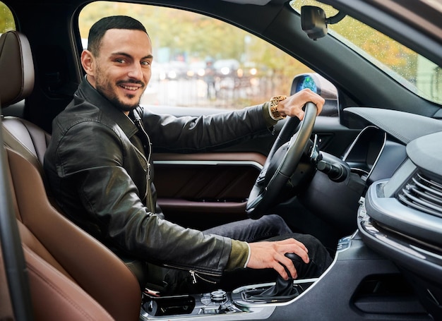 Joven conduciendo un coche moderno