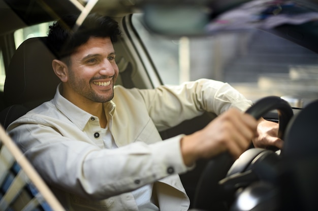 Joven, conducir su coche