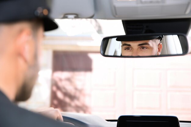 Foto joven conductor en coche de lujo servicio de chófer