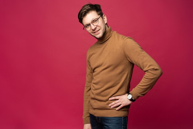 Un joven confiado con gafas.