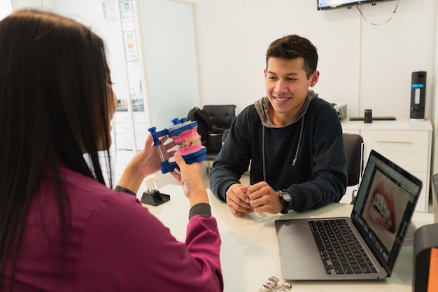 Foto joven en un consultorio dental