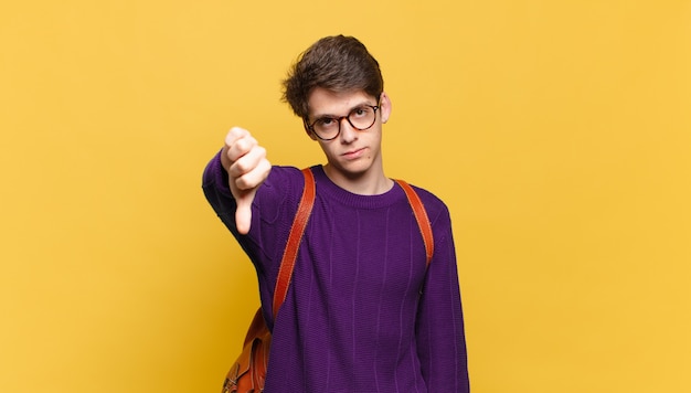 joven contra la pared aislada