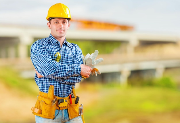 Un joven contratista con herramientas en el sitio de construcción